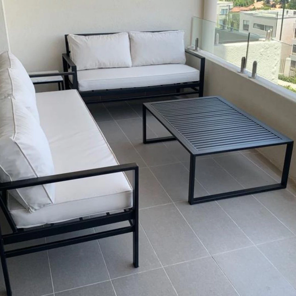 Mesa de centro de fierro de perfil rectangular y cubierta de barras - vista alternativa