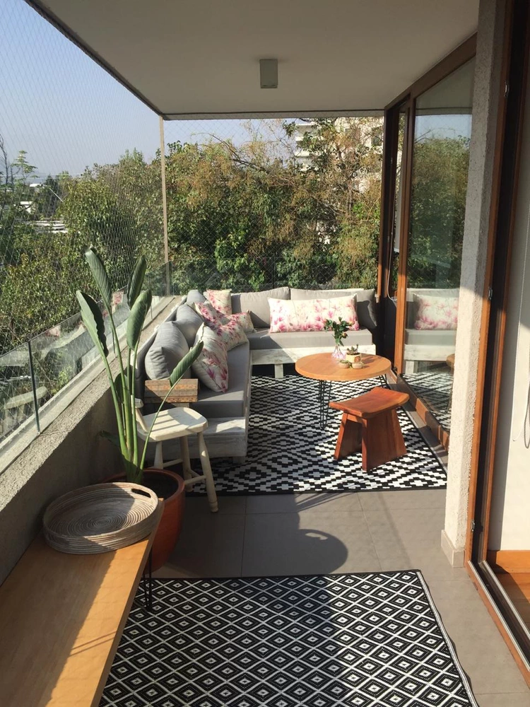 Terraza larga con sector de living y de parrilla - vista alternativa