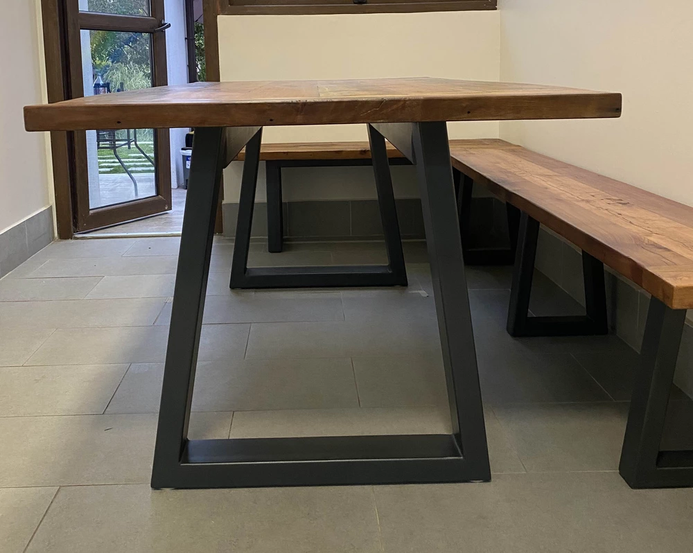 Mesa de comedor de fierro y cubierta de roble (patas triángulo) - vista alternativa