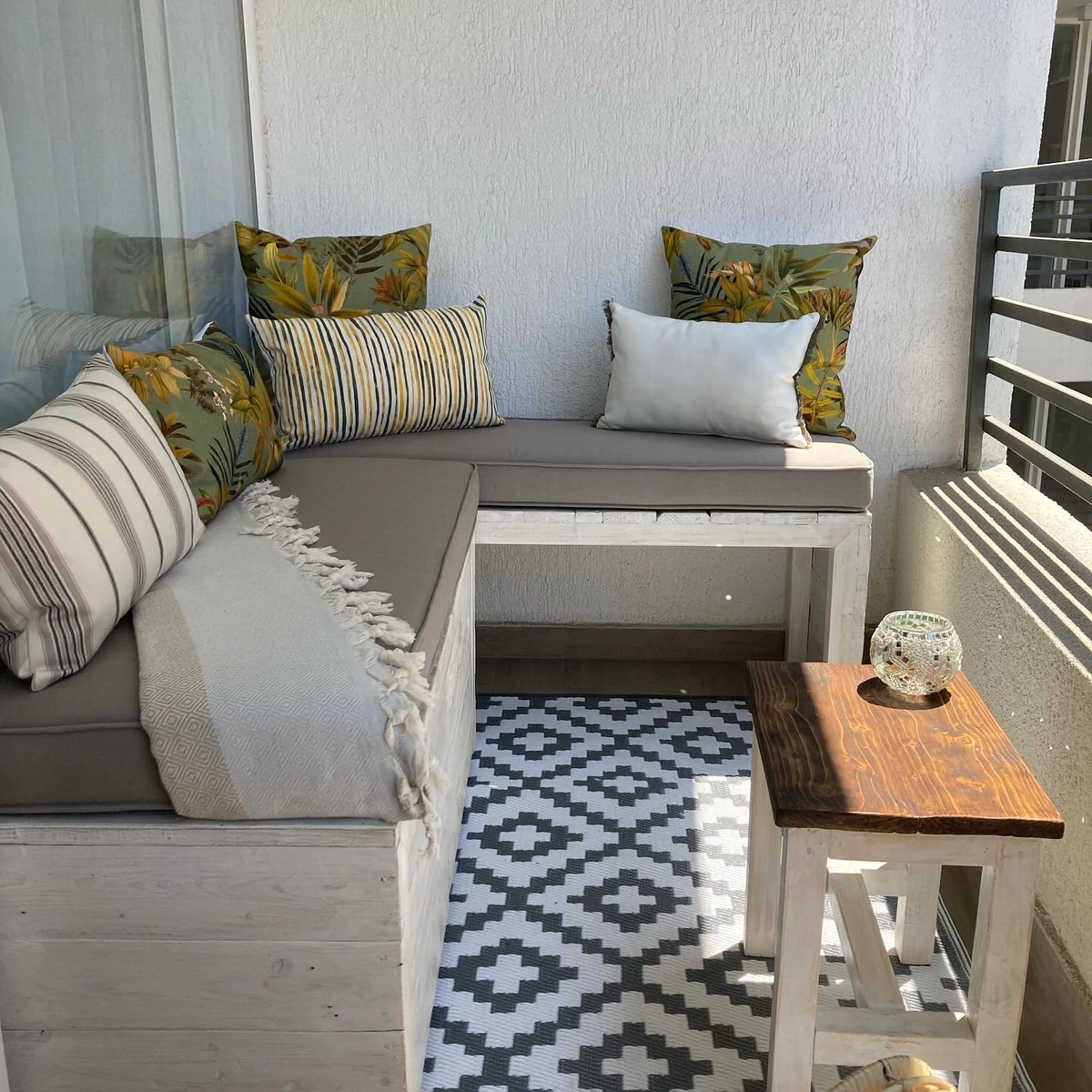 terraza_linda_muebles_de_pallets_con_cajones_y_cojines_tonos_taupe.JPG