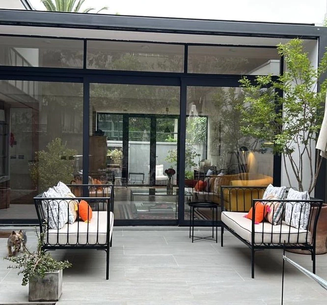 terraza_linda_con_sillones_de_fierro.JPG