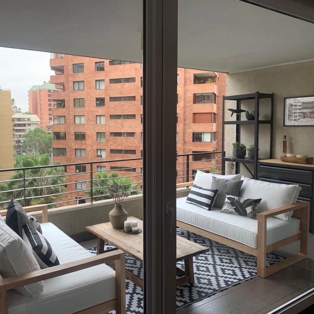 terraza_linda_en_madera_de_lenga_y_cojines_en_tonos_claros_con_alfombra_especial_para_exterior.JPG