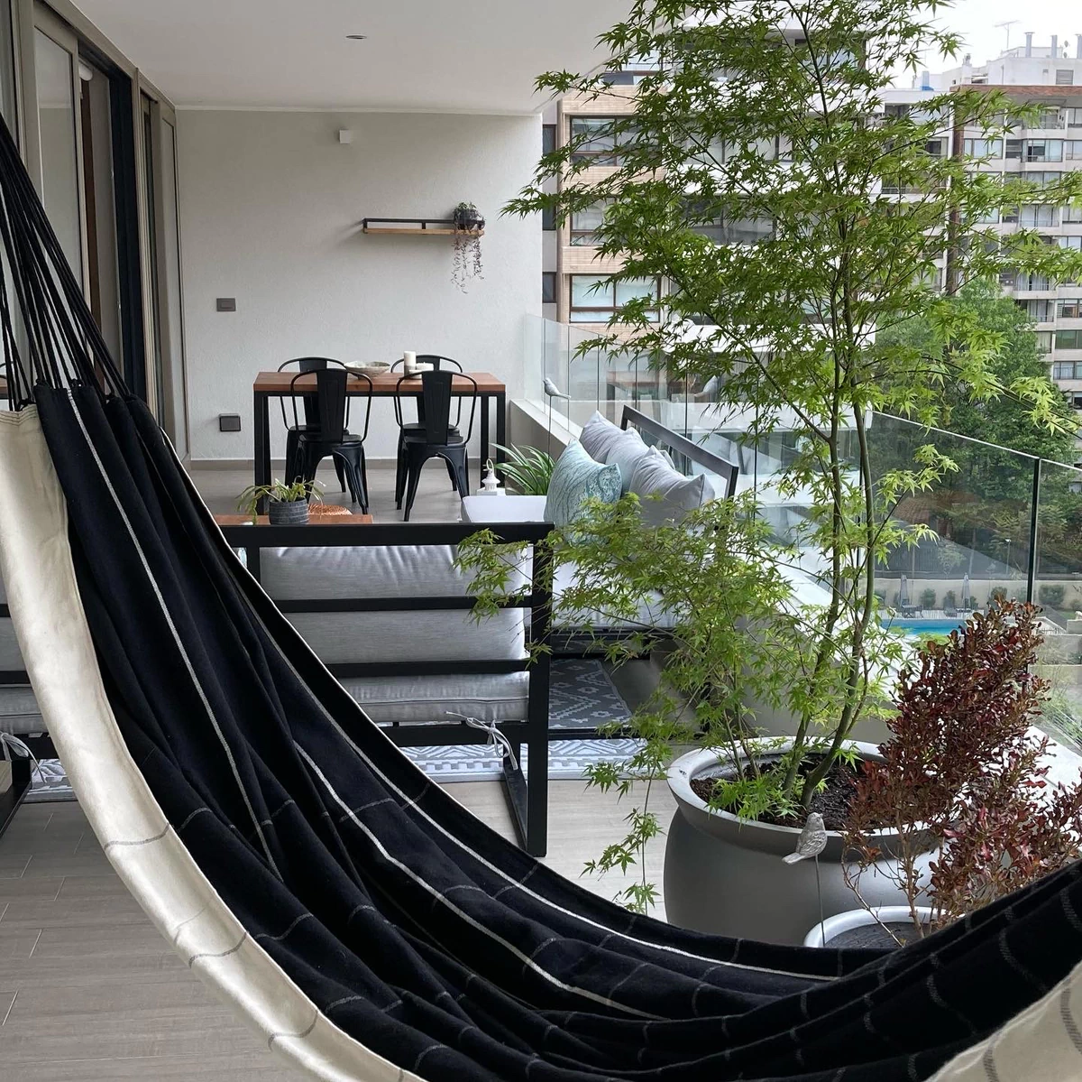 terraza_linda_con_hamaca__muebles_de_fierro_y_mesa_de_comedor_de_madera_y_fierro.JPG