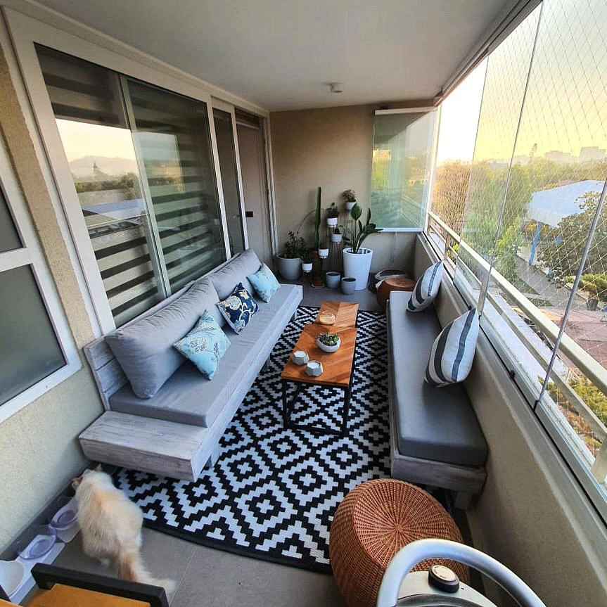 terraza_a_medida_pallet_sillon_con_mesas_laterales_y_banca.jpeg