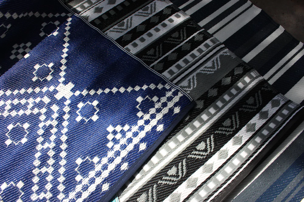 Copia_de_alfombras_de_exterior_tonos_azules_y_negros.jpg