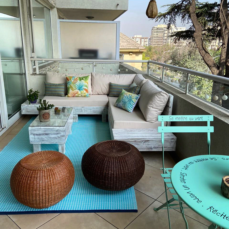 terraza_linda_mueble_de_pallet_tonos_claros_y_alfombra_turquesa.jpg
