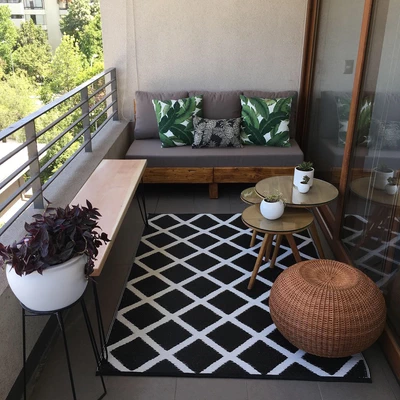 Terraza de 150 cm de ancho con sofá y banca empotrada