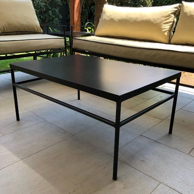 Mesa de fierro de perfil circular y cubierta de latón (4 patas)