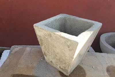 Macetero de concreto cuadrado cónico de 50 x 50