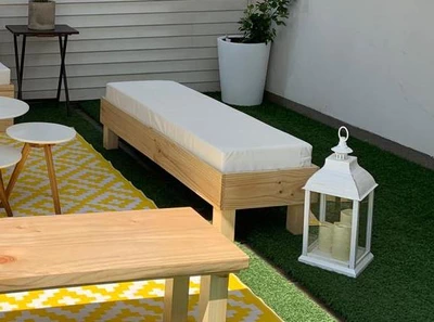 Sofá sin respaldo de madera de pino pulida y tratada a medida