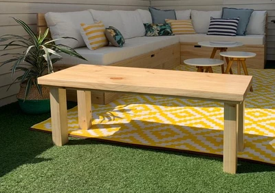 Banca de madera de pino pulido a medida