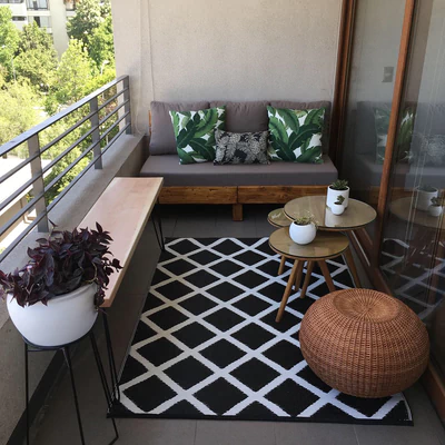Terraza de 150 cm de ancho con sofá y banca empotrada