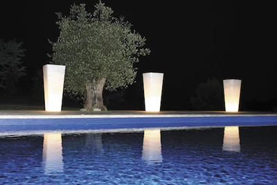 Macetero cónico iluminado modelo Mía 120
