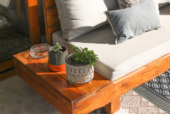 Sillón de pallet de 3 cuerpos con mesas laterales