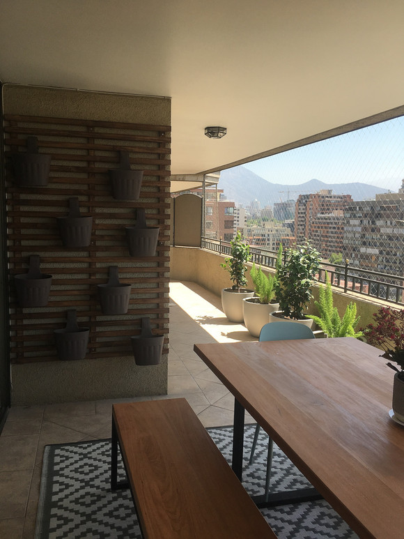 Mesa de comedor con banca, sillas y plantas
