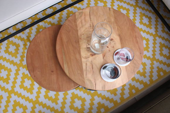 Mesa redonda de estructura de fierro y cubierta de madera