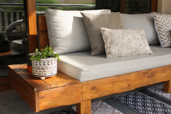 Sillón de pallet de 3 cuerpos con mesas laterales