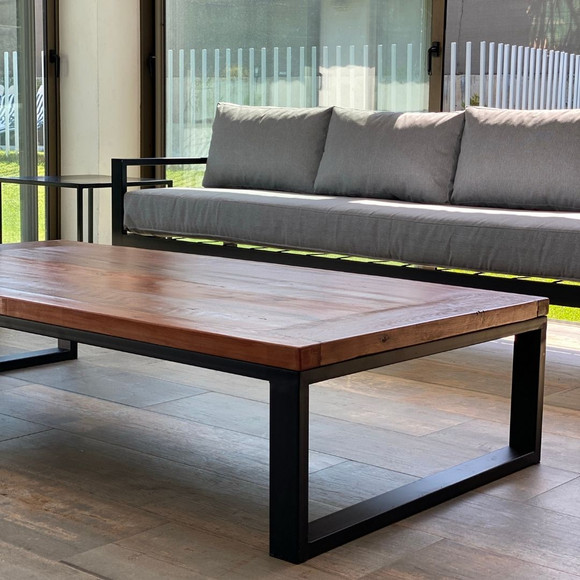 Mesa de fierro de perfil rectangular y cubierta de madera (patas corchete)