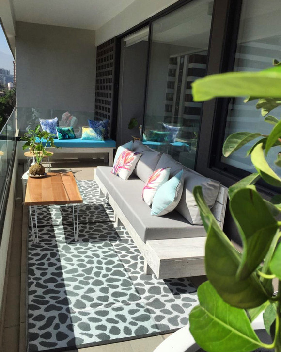 Terraza larga y angosta: Sofá de 3 cuerpos + banca 