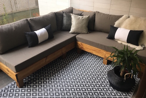 Sofá de pallet en L con cojines de 200 por 200 cm