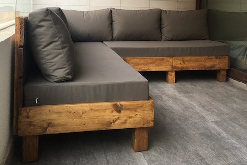 Sofá de pallet en L con cojines de 200 por 200 cm