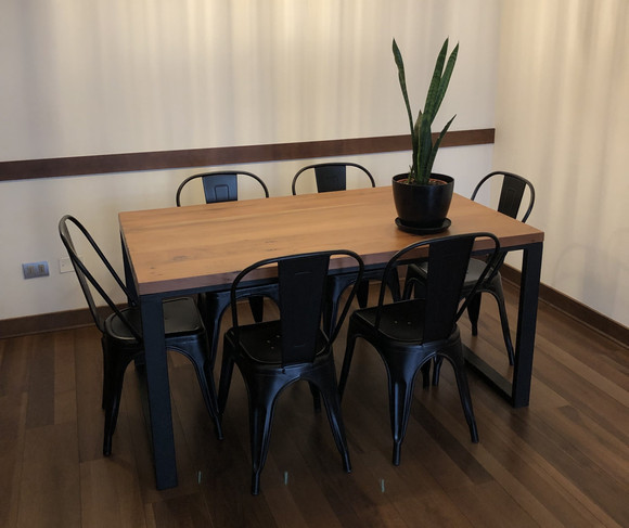 Mesa de comedor de fierro y cubierta de roble (patas corchete)