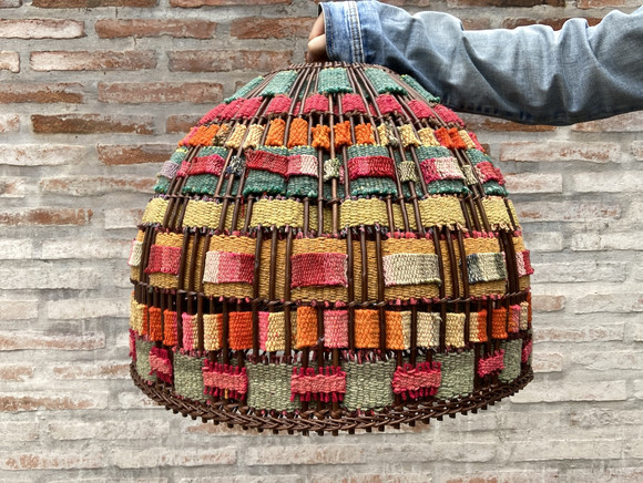 Lámpara de mimbre palito con textiles altiplánicos