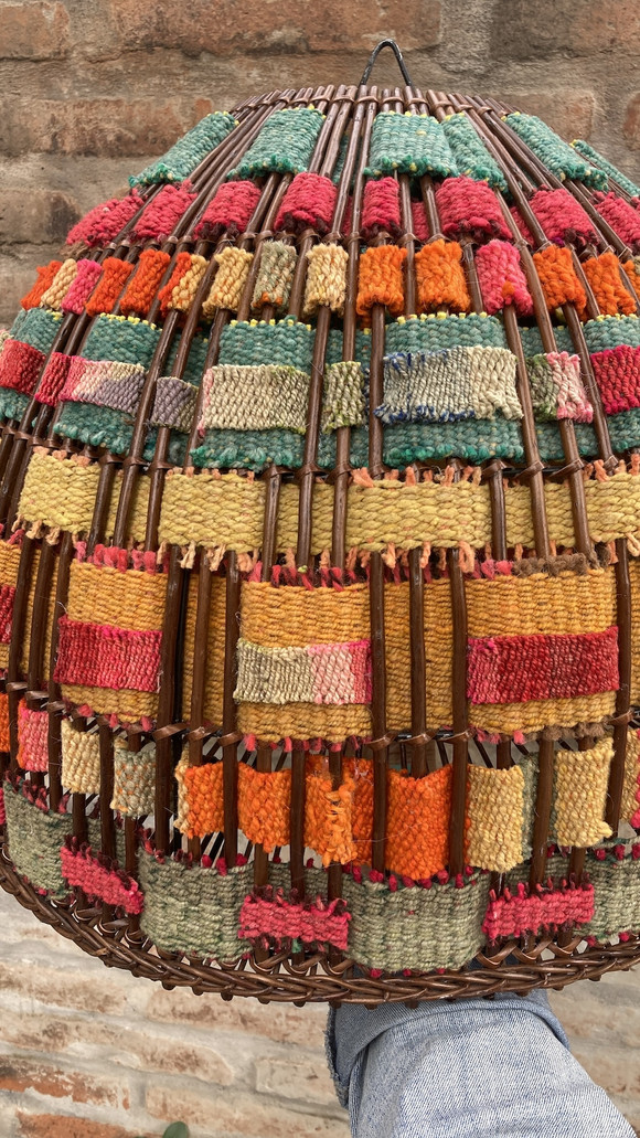 Lámpara de mimbre palito con textiles altiplánicos