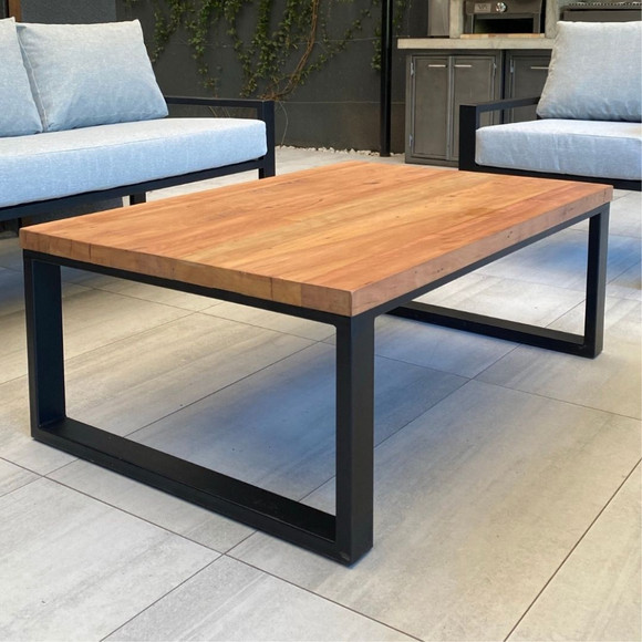 Mesa de fierro de perfil rectangular y cubierta de madera (patas corchete)