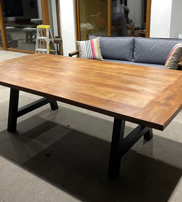 Mesa de comedor de fierro y cubierta de roble (patas A)
