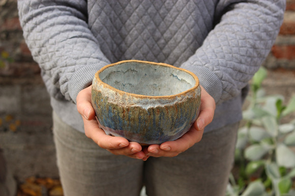 Macetero de cerámica de gres pintado a mano en degradé de colores