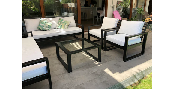 Mesa de centro de fierro de perfil rectangular con cubierta de vidrio (patas corchete)