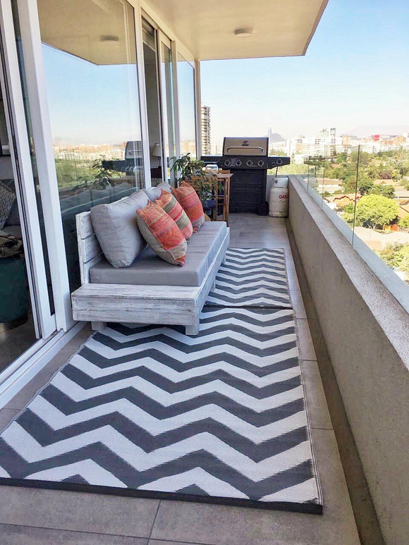 Terraza larga que da a la pieza principal y al living 