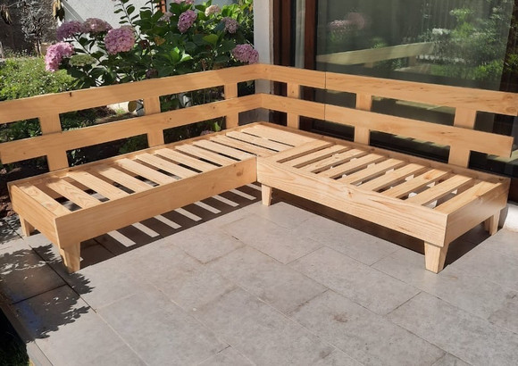 Sofá de madera de pino pulida a medida