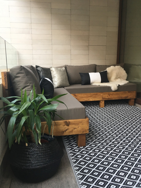 Terraza con sofá en L mirando hacia el interior