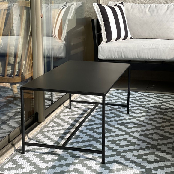 Mesa de fierro de perfil cuadrado y superficie de latón (patas en H)