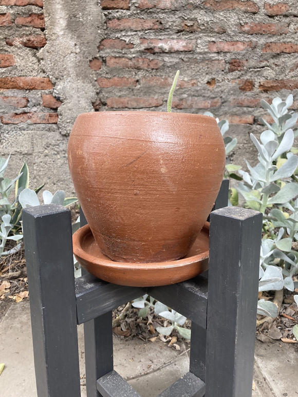 Macetero de greda tipo bolo