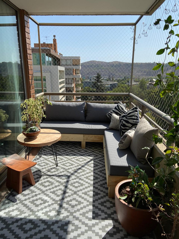 Terraza con sofá de 3 cuerpos y banca movible + sector de plantas