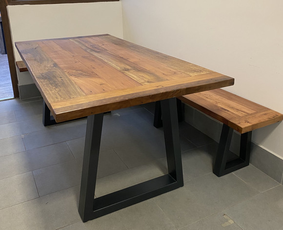 Mesa de comedor de fierro y cubierta de roble (patas triángulo)