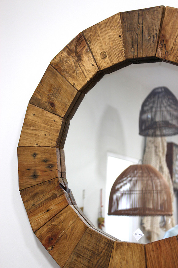 Espejo con marco de madera de pallets