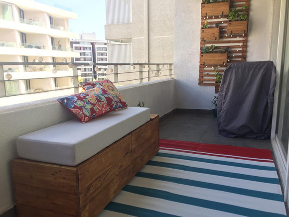 Terraza alargada con sector para guardar y sentarse