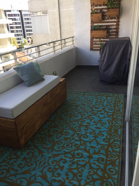 Terraza alargada con sector para guardar y sentarse