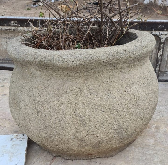 Macetero de concreto tipo tinaja de 48 x 48 cm.