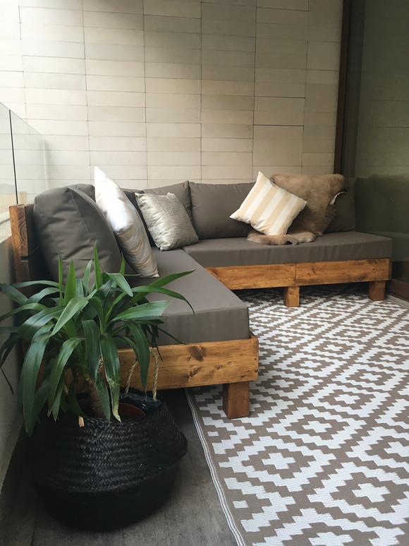 Terraza con sofá en L mirando hacia el interior