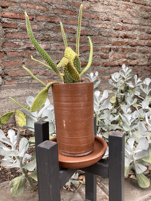 Macetero de greda tipo tubo