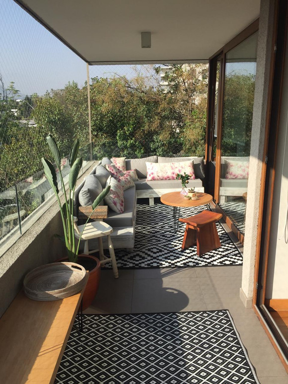 Terraza larga con sector de living y de parrilla