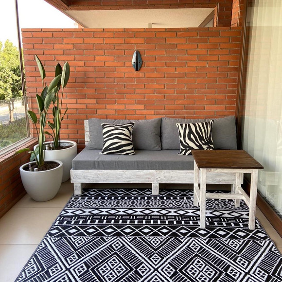 Terraza de dormitorio: Sofá de 3 cuerpos y plantas