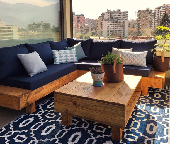 Terraza de 220 x 335 cm con sofá en L