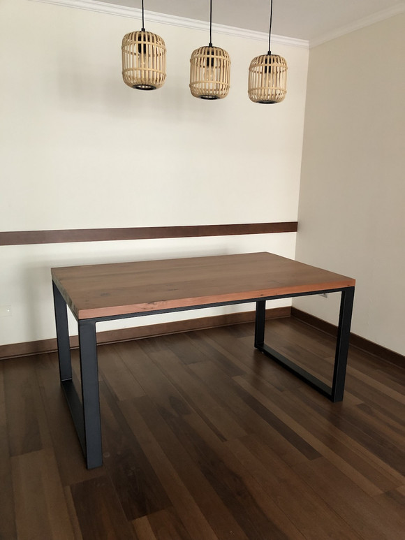Mesa de comedor de fierro y cubierta de roble (patas corchete)