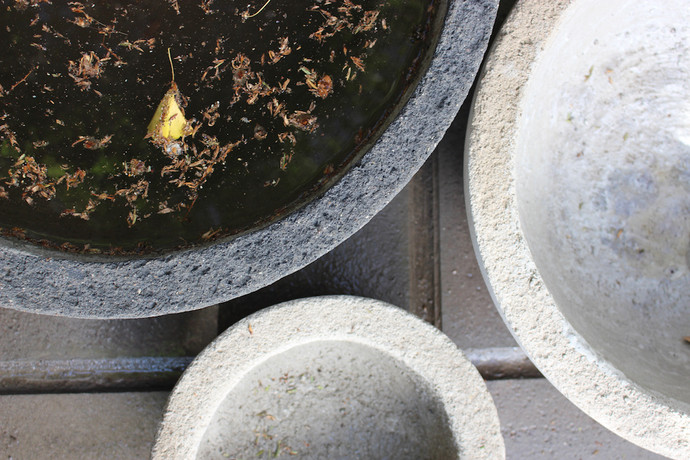 Plato de concreto de 110 cm de diámetro - maceteros de hormigon color gris y negro.jpg